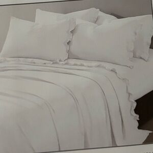 Shabby chic queen size set of white ruffled sheets farmhouse style linen NWT